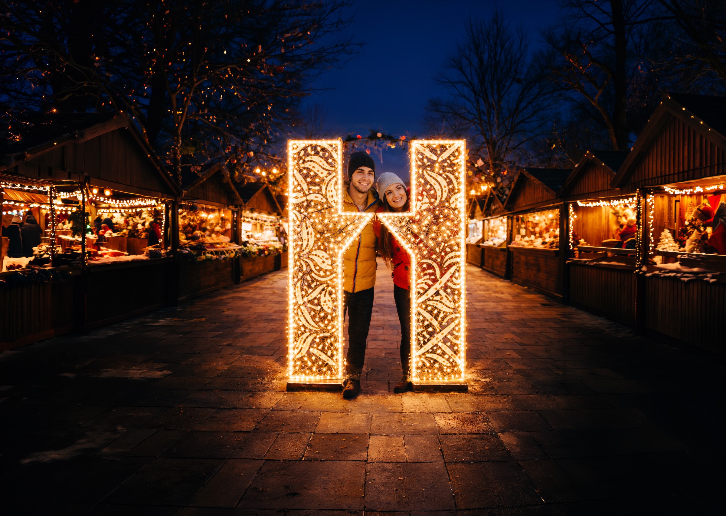 Visualisierung: Der Halberstädter Fotorahmen – ein leuchtendes „H“ aus Lichterketten zwischen den Marktständen, in dem sich ein Paar fotografieren lässt